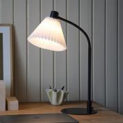 Markslöjd Mira bordslampa, svart/vit, järn/väv, höjd 59 cm