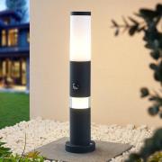 Lindby Okari sockellampa i aluminium med sensor