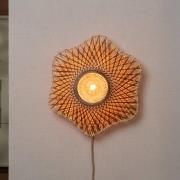 GOOD & MOJO Vägglampa Madura, brun, Ø 44 cm, bambu, stickkontakt
