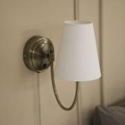 Markslöjd vägglampa Amar, offwhite/mässing, stickkontakt, E14