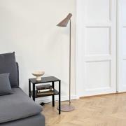 Dyberg Larsen golvlampa DL12, beige/mässing, 139 cm, metall