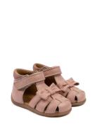 Pom Pom Starters? Bow Velcro Sandal Rosa