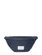 SANDQVIST Ground Crossbody Bag Marinblå