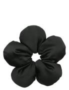 SUI AVA Flower Pillow Scrunchie Svart